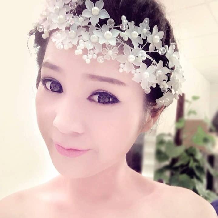 Accesoriu Par, argintiu, cu flori albe si perle, Carry C7 - Pursehuit.ro