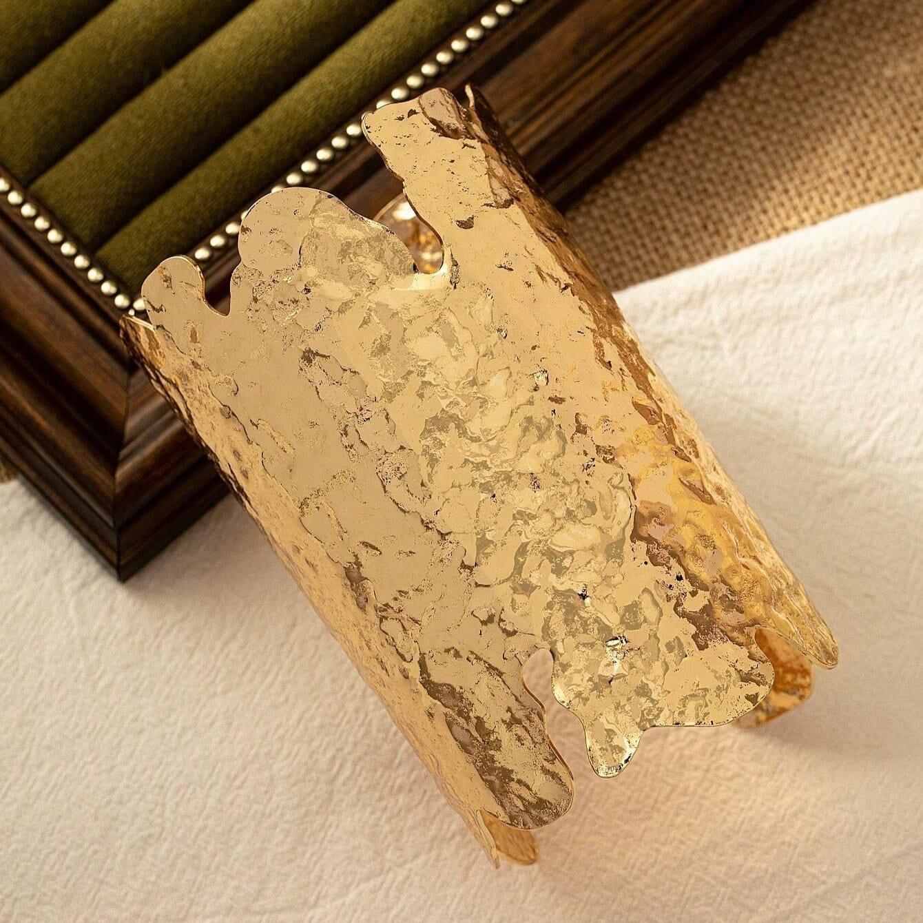 Bratara aurie, lata, texturata, cu margini decupate, Percy C9 - Pursehuit.ro