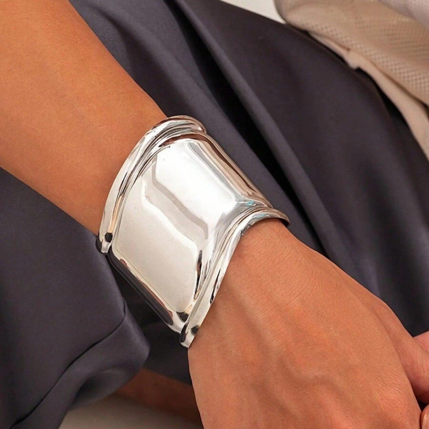 Bratara argintie, lata, forma ondulata, Celia C24 - Pursehuit.ro