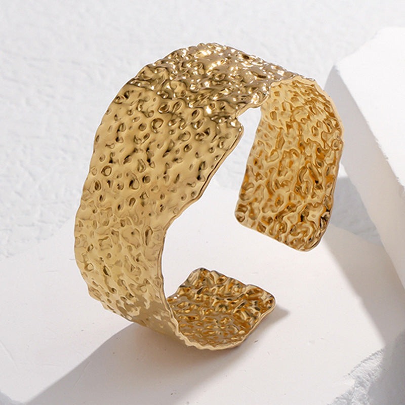 Bratara aurie, din otel inoxidabil, suflata cu aur 18k, forma neregulata, texturata, Joella C10