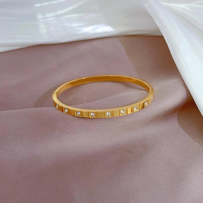 Bratara aurie, din otel inoxidabil, tip bangle, cu pietre din zirconiu, suflata cu aur 18k, Bendicta C2 - Pursehuit.ro