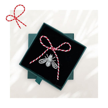 Brosa argintie, forma de albinuta cu pietre din zirconiu, cu snur de martisor si cutiuta cadou, Alka - Pursehuit.ro