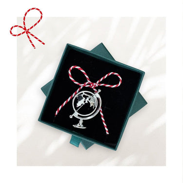 Brosa argintie, forma de glob pamantesc, cu snur de martisor si cutiuta cadou, Alsine - Pursehuit.ro