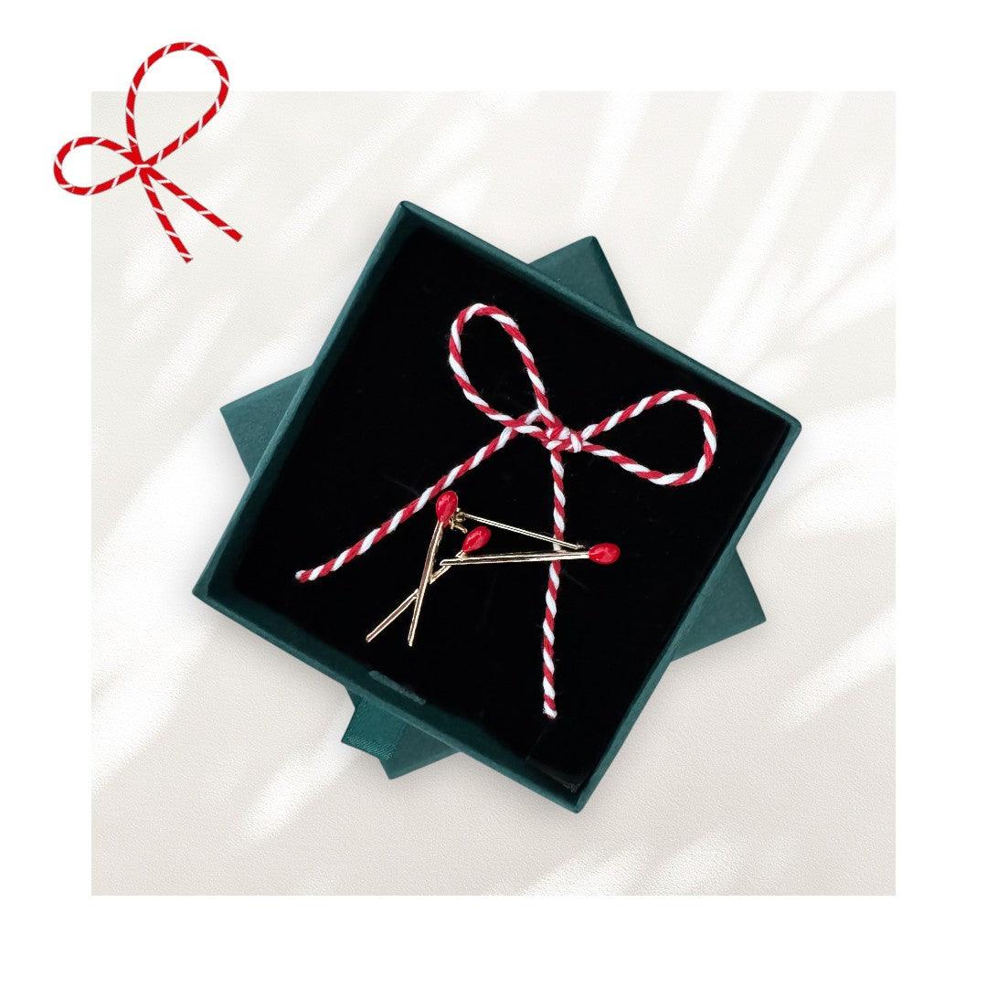 Brosa aurie, forma de chibrituri, cu snur de martisor si cutiuta cadou, Alisa - Pursehuit.ro