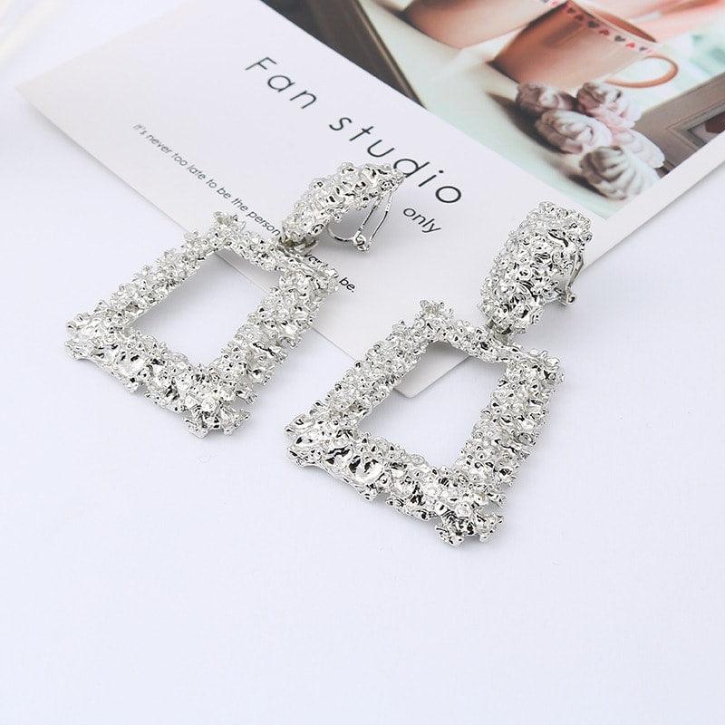 Cercei argintii, cu clips, textura incretita, Dollan C1 - Pursehuit.ro