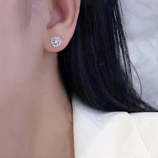 Cercei argintii, forma de floare, cu pietre din zirconiu, Naranja C13 - Pursehuit.ro