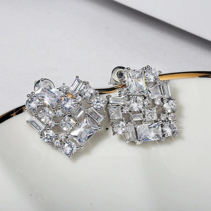 Cercei argintii, forma de inima, cu pietre din zirconiu, Tora C3 - Pursehuit.ro