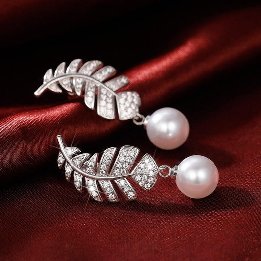 Cercei argintii, forma de pana, cu pietre din zirconiu si perle, Nava C15 - Pursehuit.ro