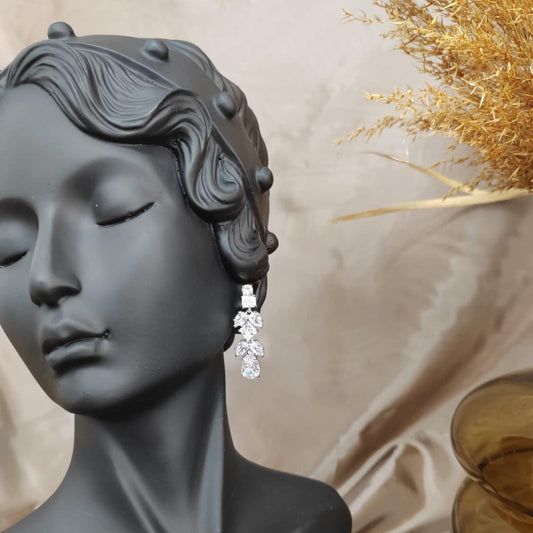 Cercei argintii, lungi, cu pietre din zirconiu, Beinta C3 - Pursehuit.ro