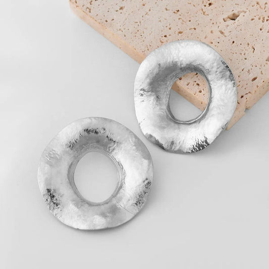 Cercei argintii, rotunzi, margine ondulata, Marga C22 - Pursehuit.ro