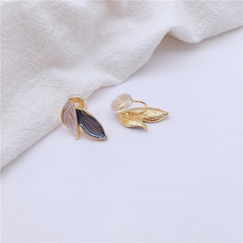 Cercei aurii, cu clips, forma de petale, Eduard C6 - Pursehuit.ro