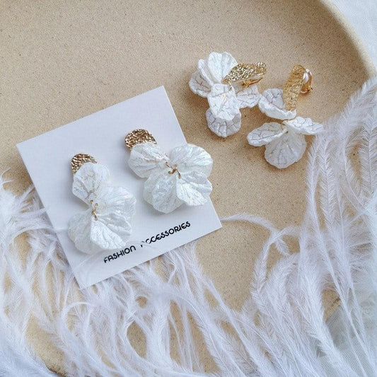Cercei aurii, cu clips si petale albe, Edny C2 - Pursehuit.ro
