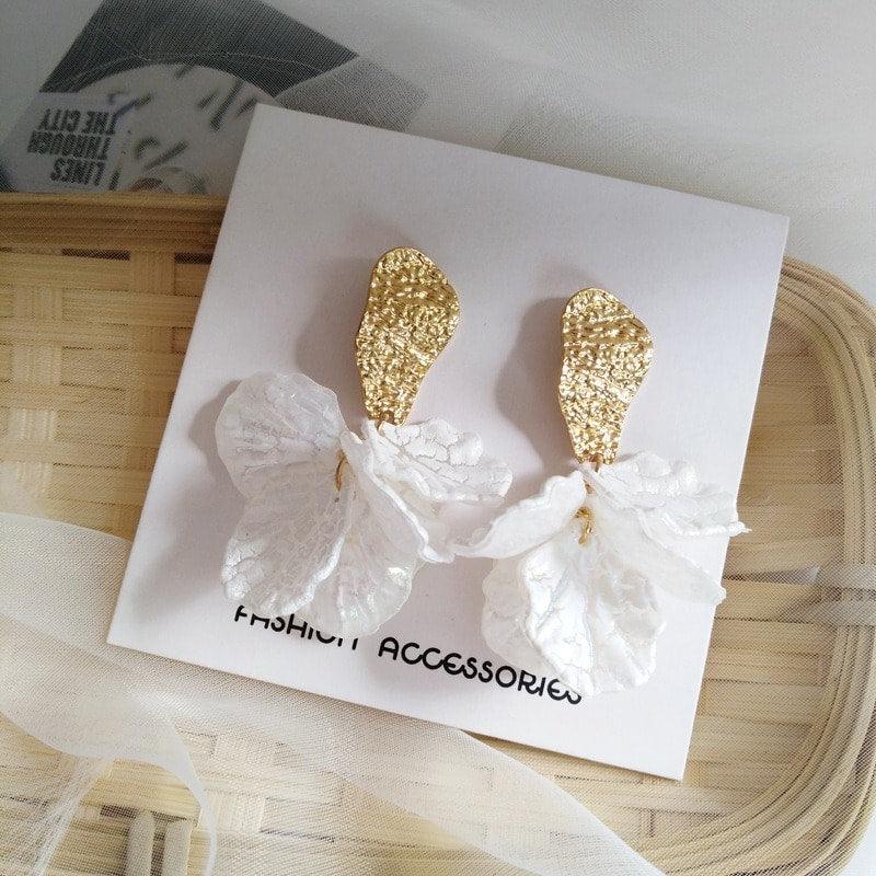 Cercei aurii, cu clips si petale albe, Edny C2 - Pursehuit.ro