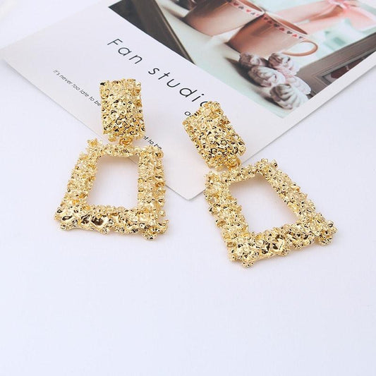 Cercei aurii, cu clips, textura incretita, Dolores C1 - Pursehuit.ro