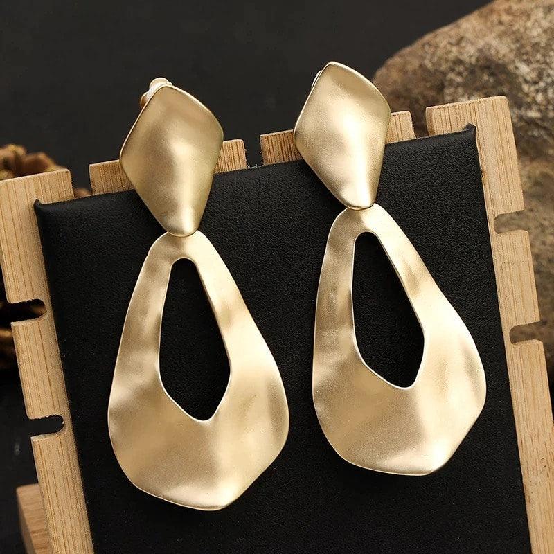 Cercei aurii, cu clips, textura sifonata, Eisa C2 - Pursehuit.ro