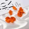 Cercei aurii, cu petale portocalii si perle, Bara C13