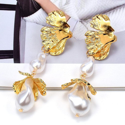 Cercei aurii, cu petale si perle, Anicha C5 - Pursehuit.ro