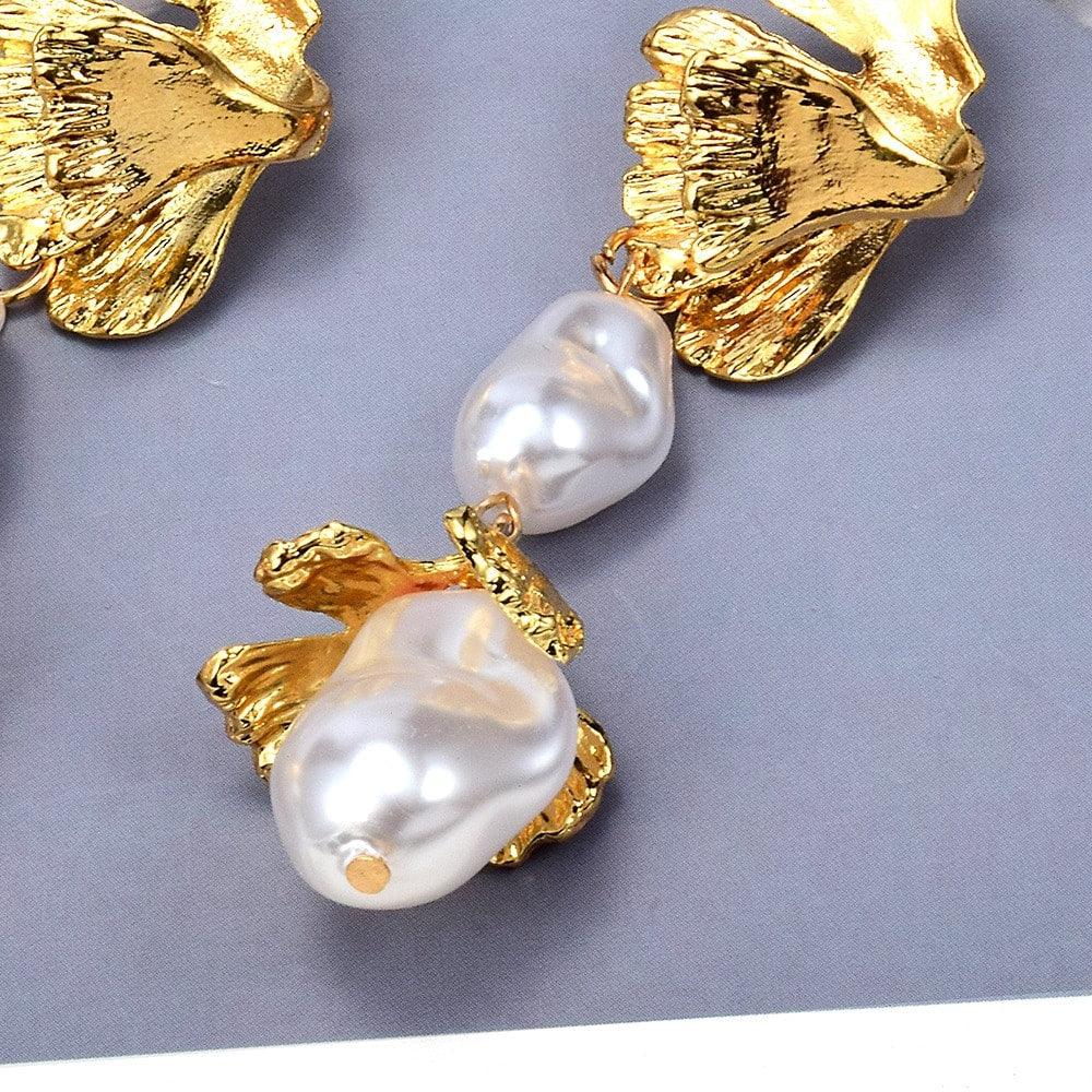 Cercei aurii, cu petale si perle, Anicha C5 - Pursehuit.ro