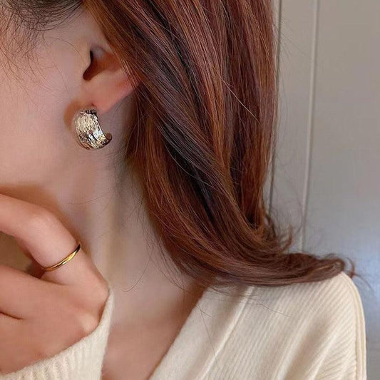 Cercei aurii, cu textura sifonata si clips, Natalya C4 - Pursehuit.ro