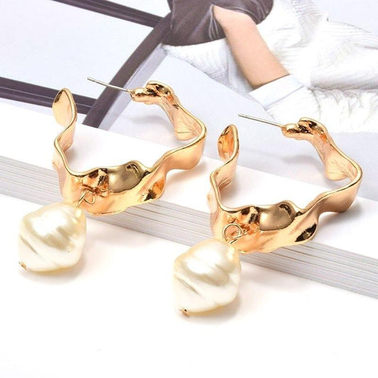 Cercei aurii, cu textura sifonata si perle, Zelma C3 - Pursehuit.ro