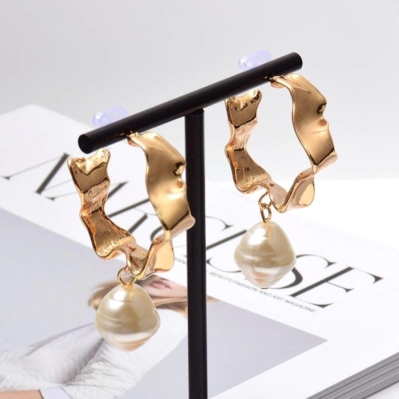 Cercei aurii, cu textura sifonata si perle, Zelma C3 - Pursehuit.ro