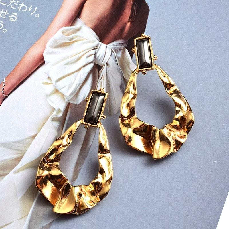 Cercei aurii, cu textura sifonata si pietre, Zanna C3 - Pursehuit.ro