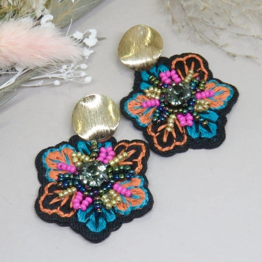 Cercei aurii, forma de floare, cu margelute multicolore, Rosanne C1 - Pursehuit.ro