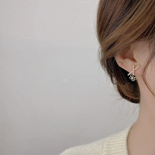 Cercei aurii, suflati cu aur 14k, cu floricele si perlute, Gisken C2 - Pursehuit.ro