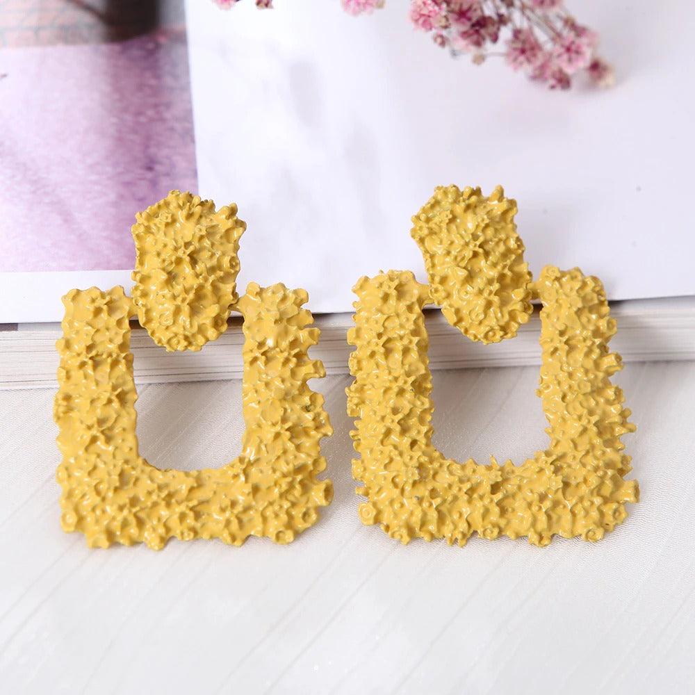 Cercei galbeni, patrati, cu textura incretita, Sixtus C4 - Pursehuit.ro