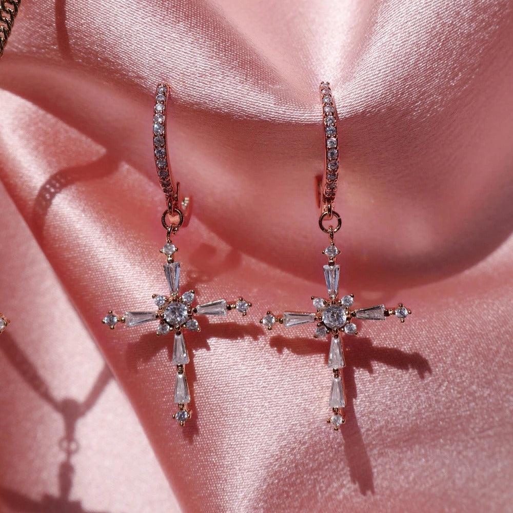 Cercei rose gold, forma de cruce, cu pietre din zirconiu, Conrad C7 - Pursehuit.ro