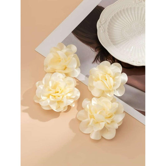 Cercei alb unt, forma de floare, Berry C16 - Pursehuit.ro