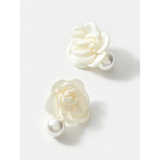 Cercei alb unt, forma de floare, cu perla, Bernice C16 - Pursehuit.ro