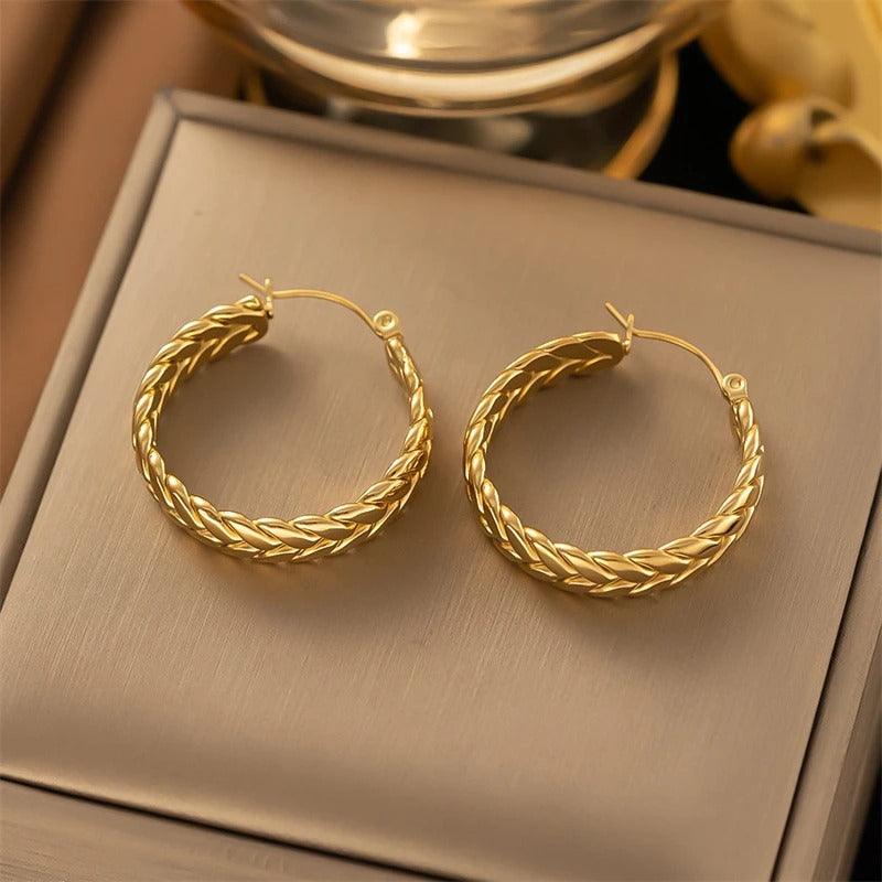 Cercei aurii, din otel inoxidabil, rotunzi, impletiti, suflati cu aur 18k, Beatrice C2 - Pursehuit.ro