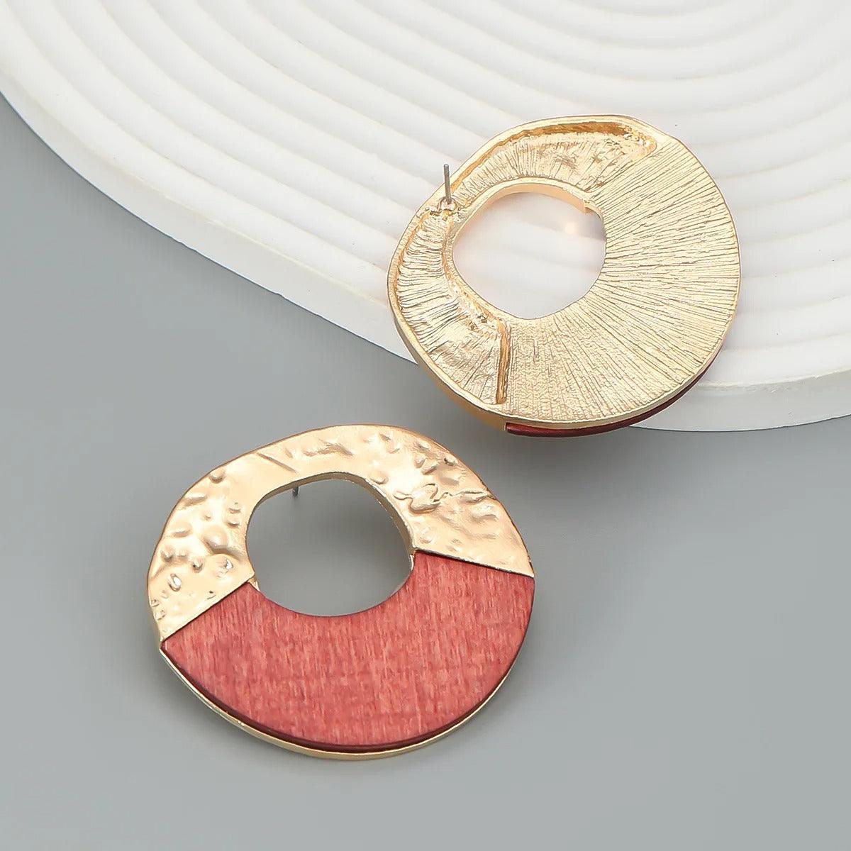 Cercei aurii, rotunzi, cu insertii de lemn si metal texturat, Regitze C15 - Pursehuit.ro