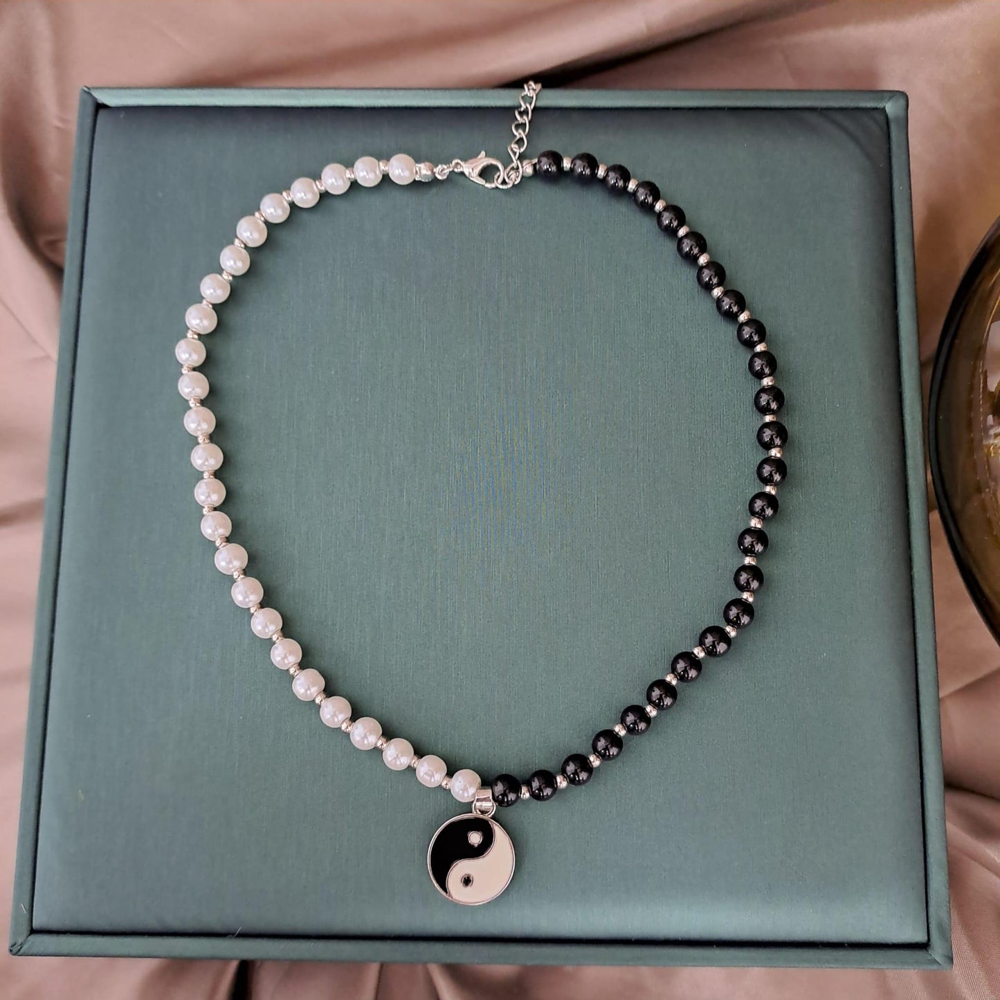 Colier argintiu, cu perle, Yin si Yang, Destiny C27 - Pursehuit.ro