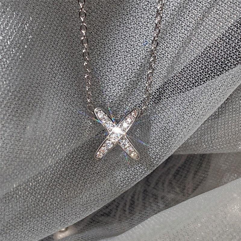 Colier argintiu, cu pietre din zirconiu, Flor C10 - Pursehuit.ro