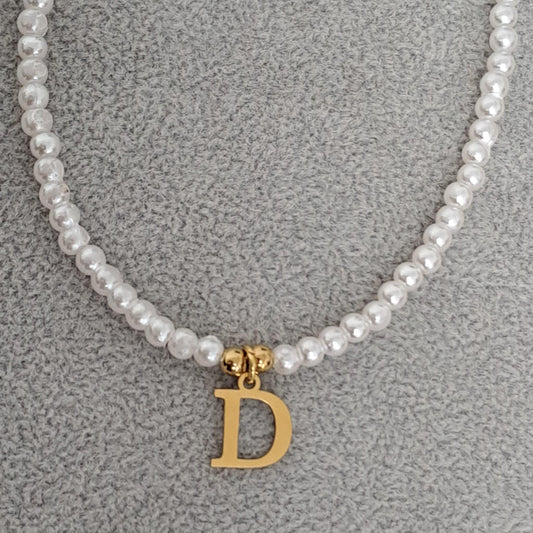 Colier auriu, cu perlute si pandantiv cu litera D C2 - Pursehuit.ro