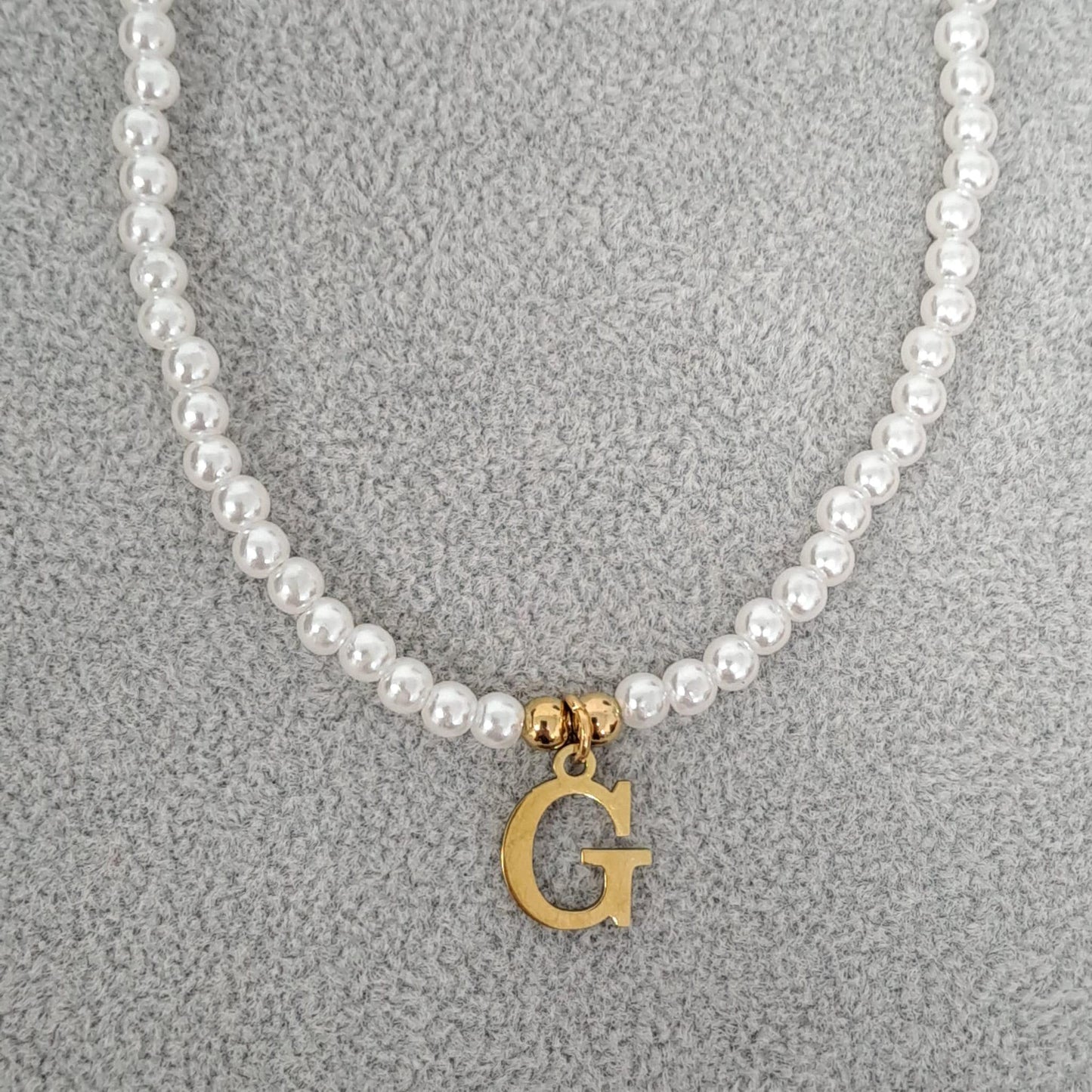 Colier auriu, cu perlute si pandantiv cu litera G C2 - Pursehuit.ro