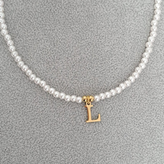 Colier auriu, cu perlute si pandantiv cu litera L C2 - Pursehuit.ro