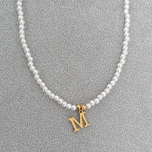 Colier auriu, cu perlute si pandantiv cu litera M C2 - Pursehuit.ro