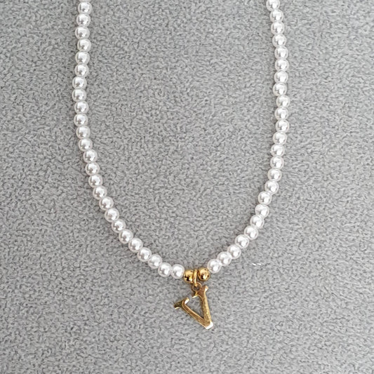 Colier auriu, cu perlute si pandantiv cu litera V C2 - Pursehuit.ro