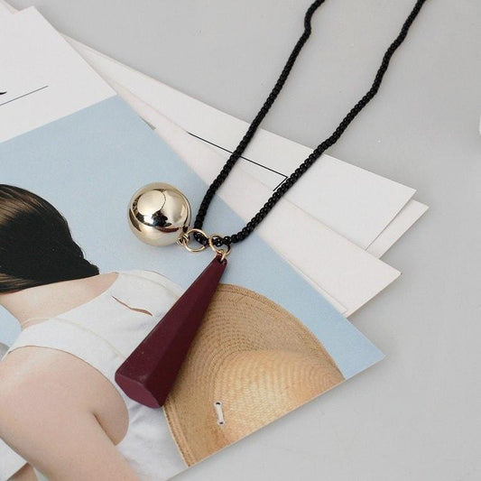 Colier negru, lung, cu bila si piesa visinie, Senita C1 - Pursehuit.ro