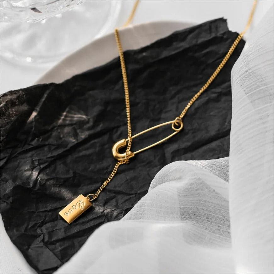 Colier auriu, din otel inoxidabil, cu ac de siguranta si tag Love, suflat cu aur 18k, Ami C1 - Pursehuit.ro