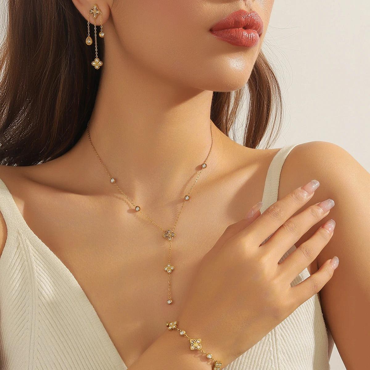 Colier auriu, din otel inoxidabil, cu pandantiv floricica si pietre, suflat cu aur 18k, Bia C11 - Pursehuit.ro