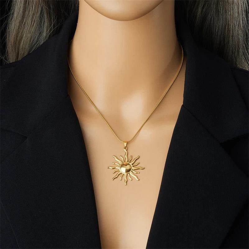 Colier auriu, din otel inoxidabil, cu pandantiv soare, suflat cu aur 18k, Briana C11 - Pursehuit.ro