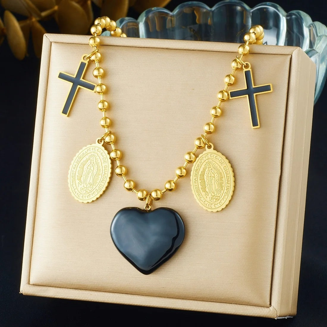 Colier auriu, din otel inoxidabil, suflat cu aur 18k, cu inima neagra si cruciulite, Rinda C5