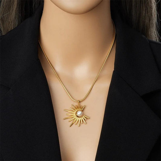 Colier auriu, din otel inoxidabil, suflat cu aur 18k, forma de soare, cu perla, Egon C1 - Pursehuit.ro