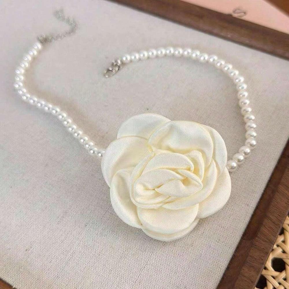 Colier choker, cu perle si floare alb unt, Bedine C14 - Pursehuit.ro