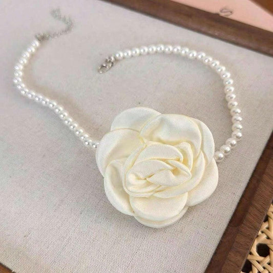 Colier choker, cu perle si floare alb unt, Bedine C14 - Pursehuit.ro