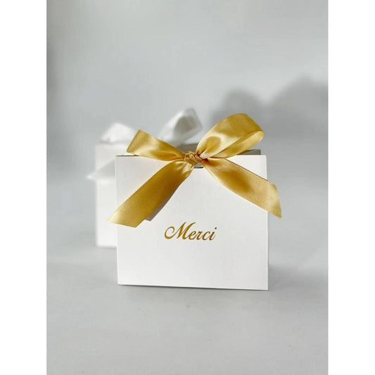 Cutiuta pentru cadou, alba, funda aurie, cu autoformare, 10 cm x 11.5 cm x 4.5 cm - Pursehuit.ro